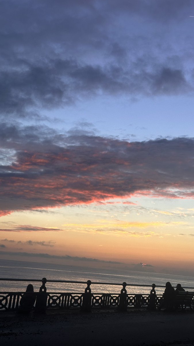 Beautiful sunsets the last few days here on Hove seafront  #sunset #hove #autumn2024