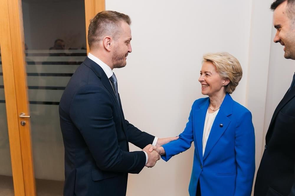 mdukaj1's tweet photo. It is a special honor for me to host the President of the European Commission, @vonderleyen and Prime Minister @MickeySpajic in @javnaupravamne 🇲🇪🤝🏻🇪🇺🙏

 https://t.co/XfBCVsHNPq https://t.co/NgHXeaqhZ7