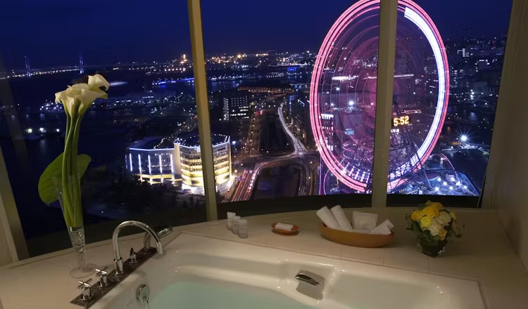 sora_413_'s tweet photo. みなとみらい駅から徒歩約1分のアーバンオアシスがコンセプトのシティホテルにある、横浜の夜景を観ながらお風呂に入れるビューバスが素敵なビューバスラグジュアリーオーシャンツインベイビュールーム。ビューバスもテラスもついて、1人15300円〜（2名1室）

https://t.co/bdOFQsLt3F

＃GEEKHOTELS　横浜　#Ad