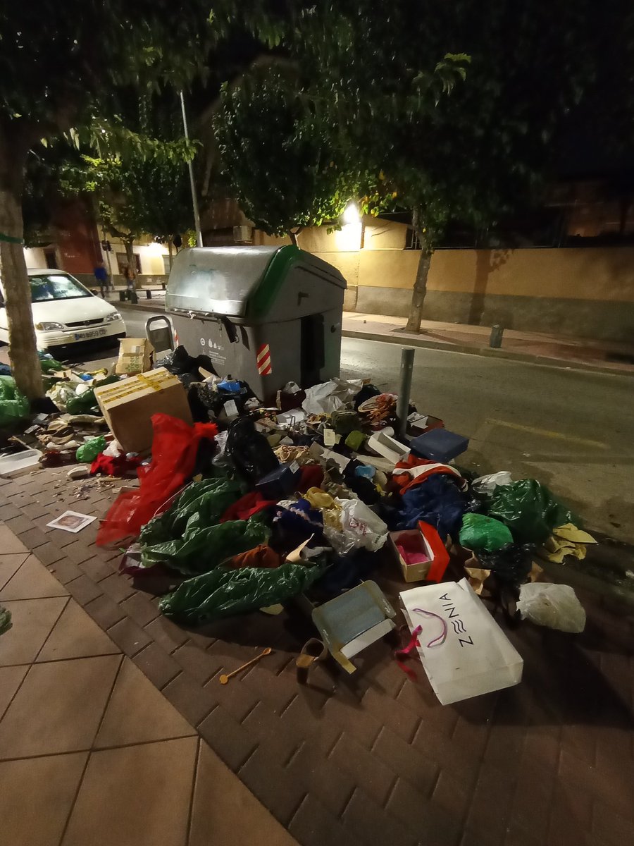 IsaacSGuillen's tweet photo. Esto no es normal en Avenida Luis fuentes Pagan. @AytoMurcia @vvistabella @MurciaPolicia https://t.co/109F1GUCRC