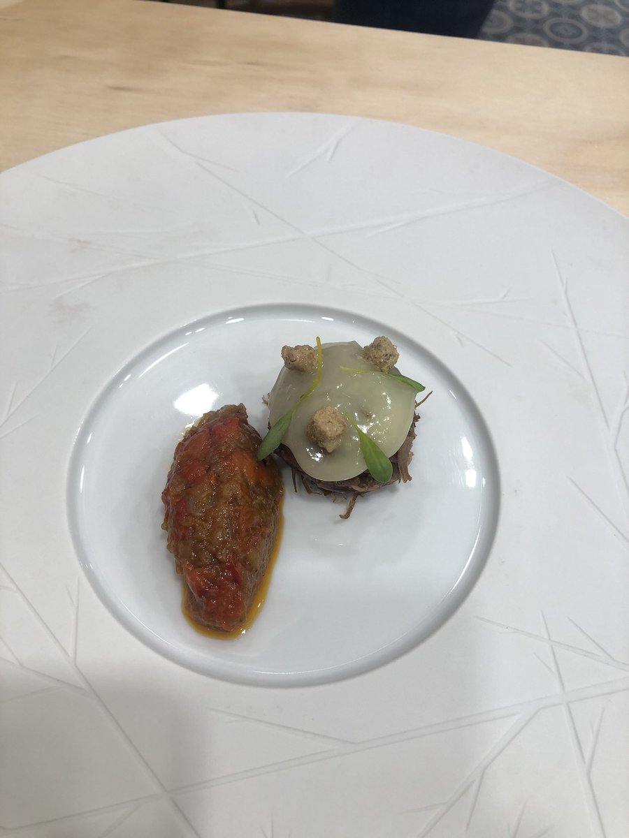 E de segundo, tamén obra de <a href="/manu_garea/">Manuel Garea</a> en <a href="/XANTAREXPO/">XANTAR 2024</a>, gracias a #Agacal, o noso confit desfrebado con verduras, cobertura de graxa de pato e taquiños de foie gras.