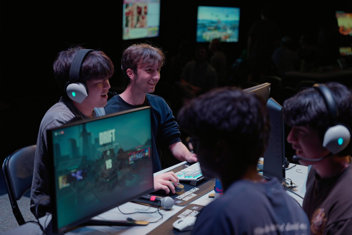 Thanks to everyone who joined us for last night’s Esports Exhibition! Huge shoutout to our amazing student coaches, Toro and Shreshth, for guiding professors Tobias Scholz and Marina Fontolan through Valorant. We had a blast 1v1-ing the audience and connecting with all of you! 🤘