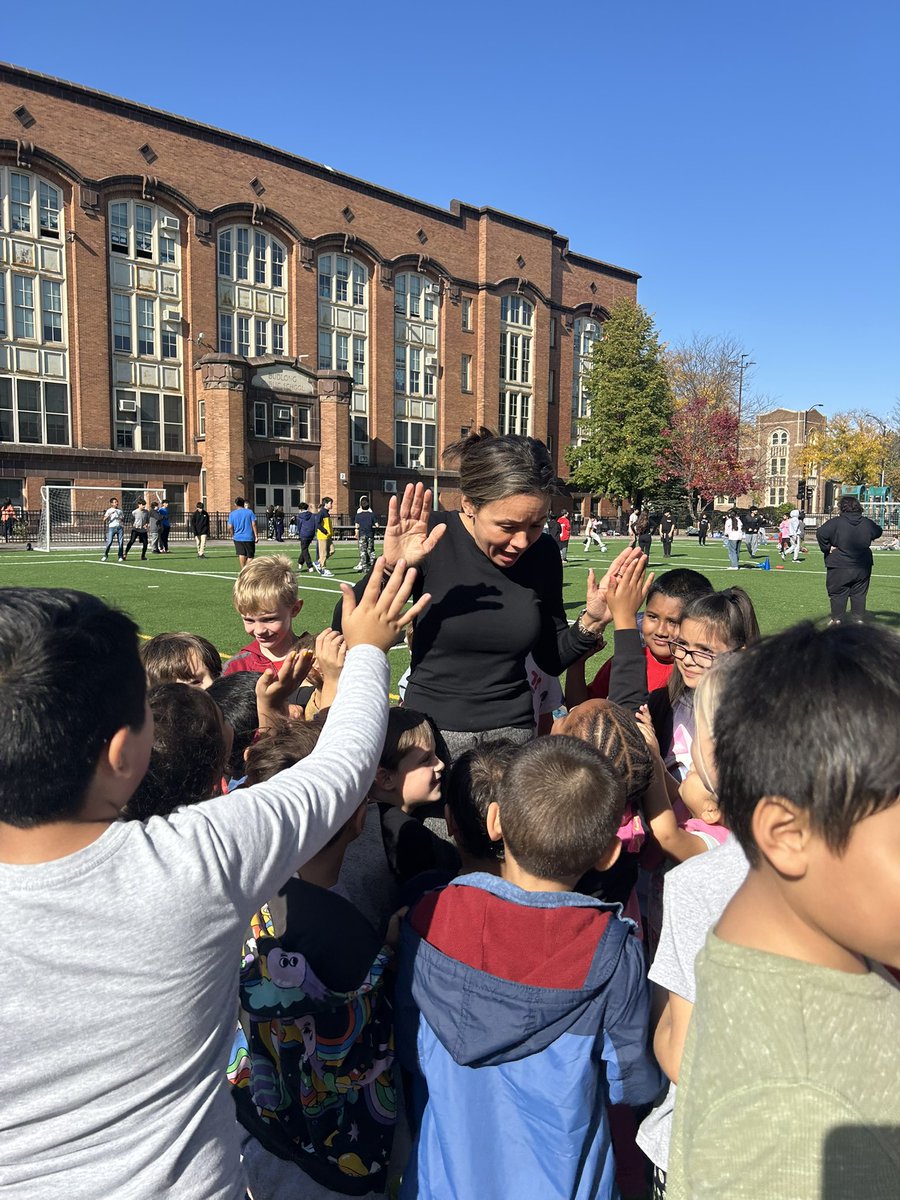 smoylai's tweet photo. Happy Principal Appreciation month  to our very own . This is how we show Ms. Nakayama some ❤️ by surrounding her with kiddos and praises . #budlongbeautiful https://t.co/fhiudm98fu