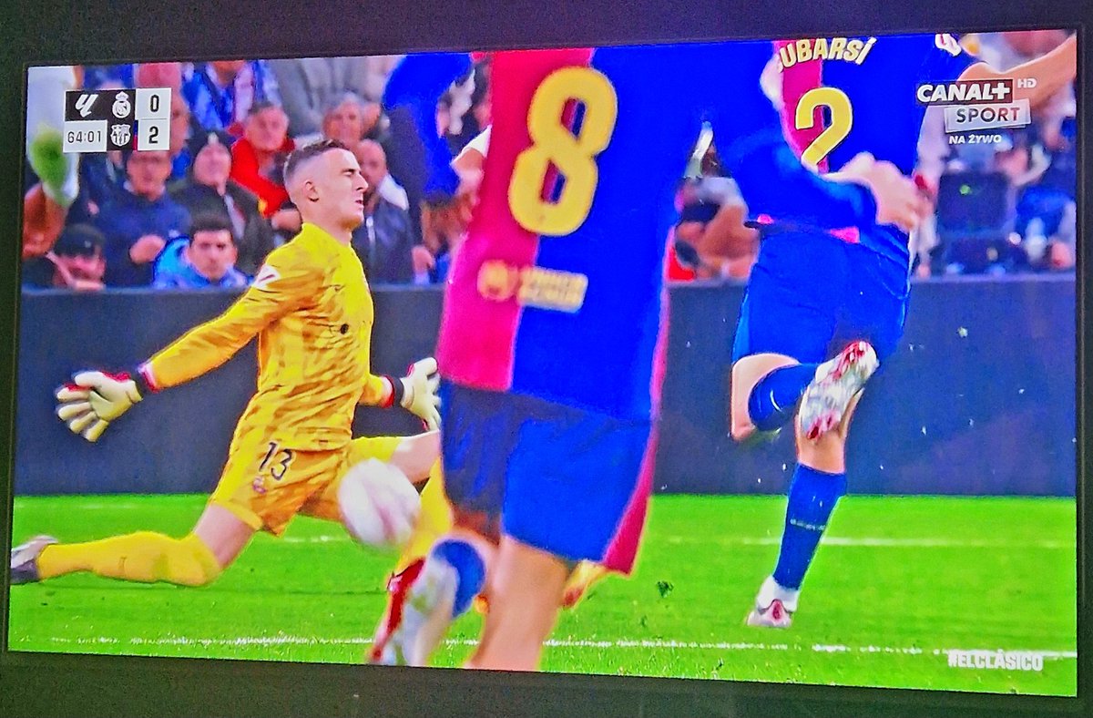 Polsport's tweet photo. Daje radę Peña. Kilka dobrych interwencji, sam na sam z Mbappe. Wojtek może trochę poczekać... #ElClasico #RMDBAR https://t.co/j1W3oL7bRt