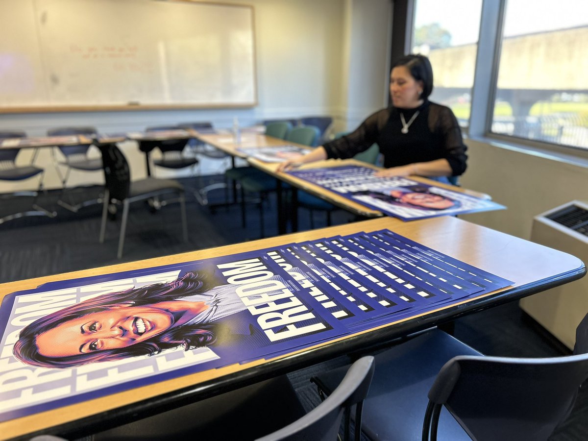 tracieching's tweet photo. Yesterday I had the pleasure of visiting DNC HQ to sign some of the @kamalaharris posters created for her campaign.

Big shout out to everyone who had a hand on this project. To @ericziminsky for making sure it happened and the entire Harris-Walz campaign staff. https://t.co/b92AtI90NT