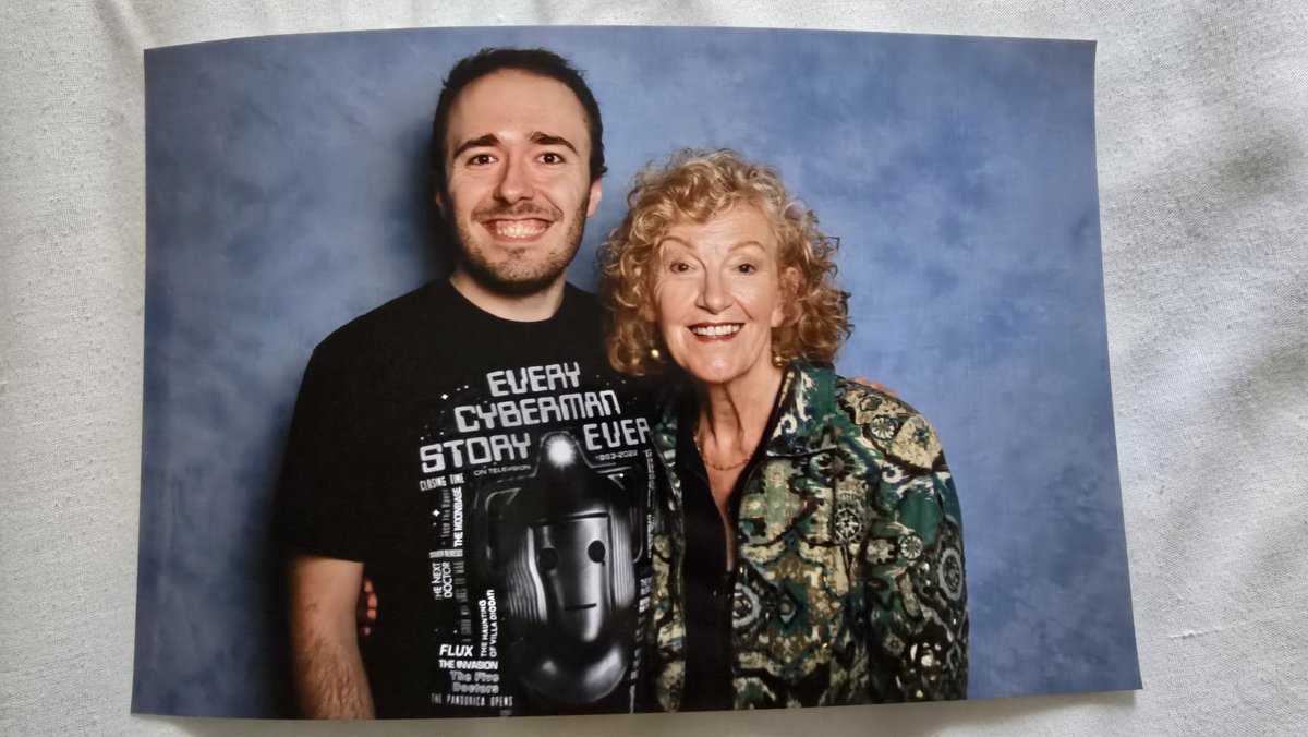 IanRedman11's tweet photo. @TheCyberdevil Blimey, I was there today! If I'd spotted you, I'd have said hello! Yes, Susan is absolutely lovely. There were three hours between getting the autograph and studio photo, but when I arrived for the latter, she remembered my name! https://t.co/jwT8DwQet4