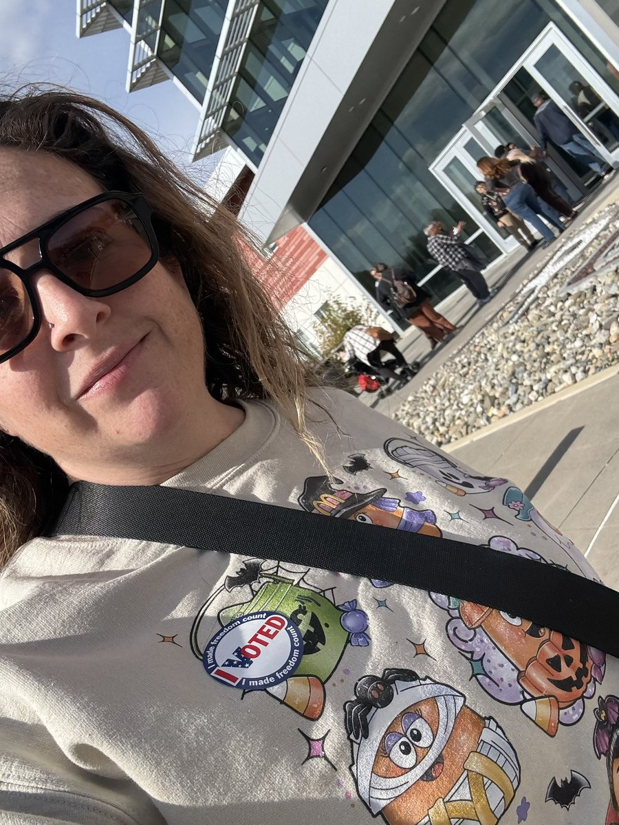 soshell311_'s tweet image. Early voting starts today in NJ.  Proud to have waited in line for almost 2 hours to make history voting for #HarrisWalz2024 never seen lines like this before #BlueWave #NeverGoingBack