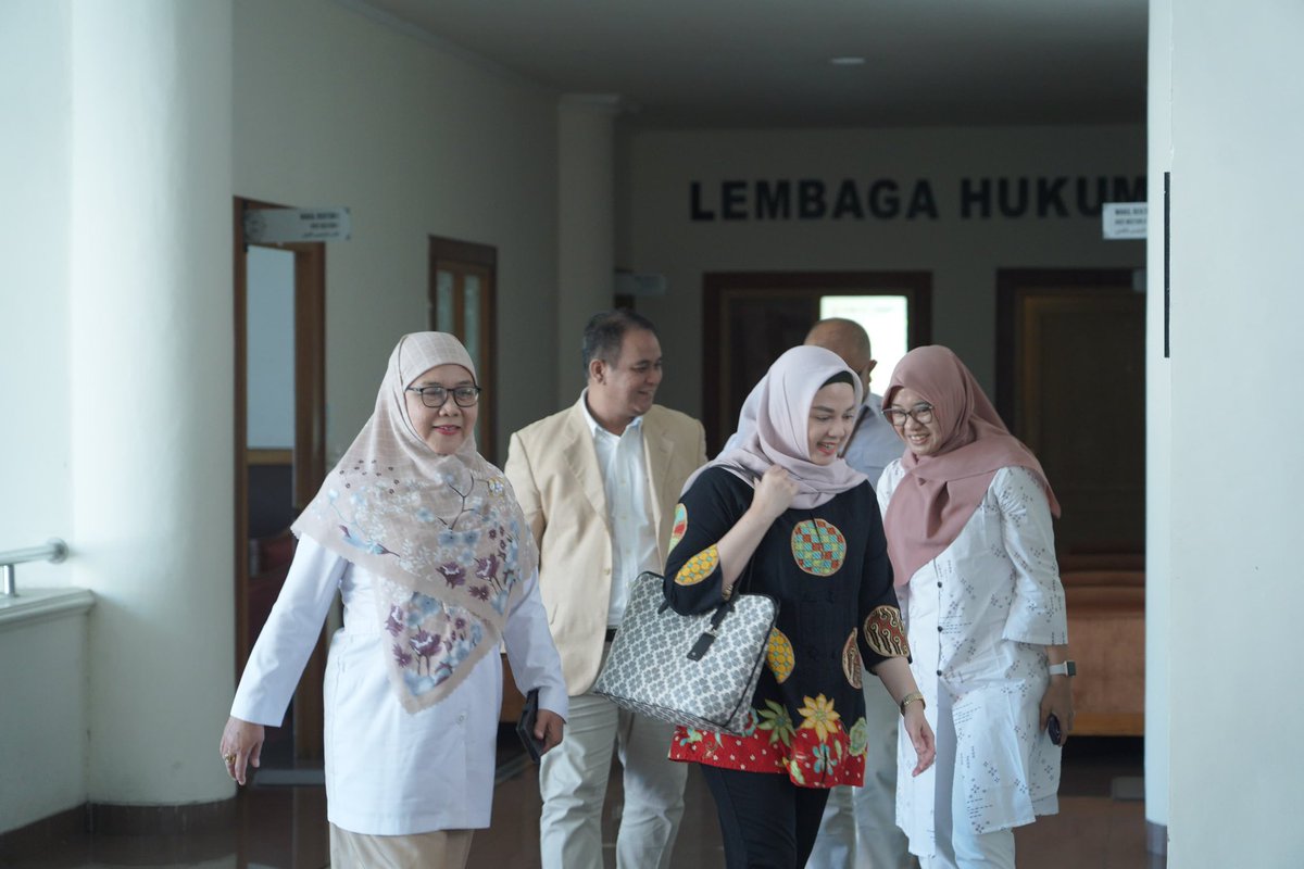 dinimu's tweet photo. Sudah terlewati detik menit jam hari minggu bulan hingga tidak terasa sudah 3 tahun lebih menjalani ritme hidup seperti ini, Alhamdulillah bisa terlewati dgn Rahman Rahiim &amp; Petunjuk Allah SWT.

But, I'm sure you also see all these stages of life from a different place. Rindu🌹 https://t.co/ceOQV9ztYP