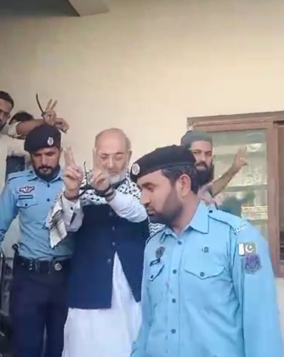 Pak_PalForum's tweet photo. The detained protesters chanting 'Free Free Palestine' after hearing in the court.

Our protesters are NOT terrorists!

Protesting is our constitutional right and @GovtofPakistan &amp; @ICT_Police must release everyone!
#ReleaseSenatorMushtaq
#ReleaseAllProtesters
#AidHamasNotIsrael https://t.co/I7Ai4D9A0i