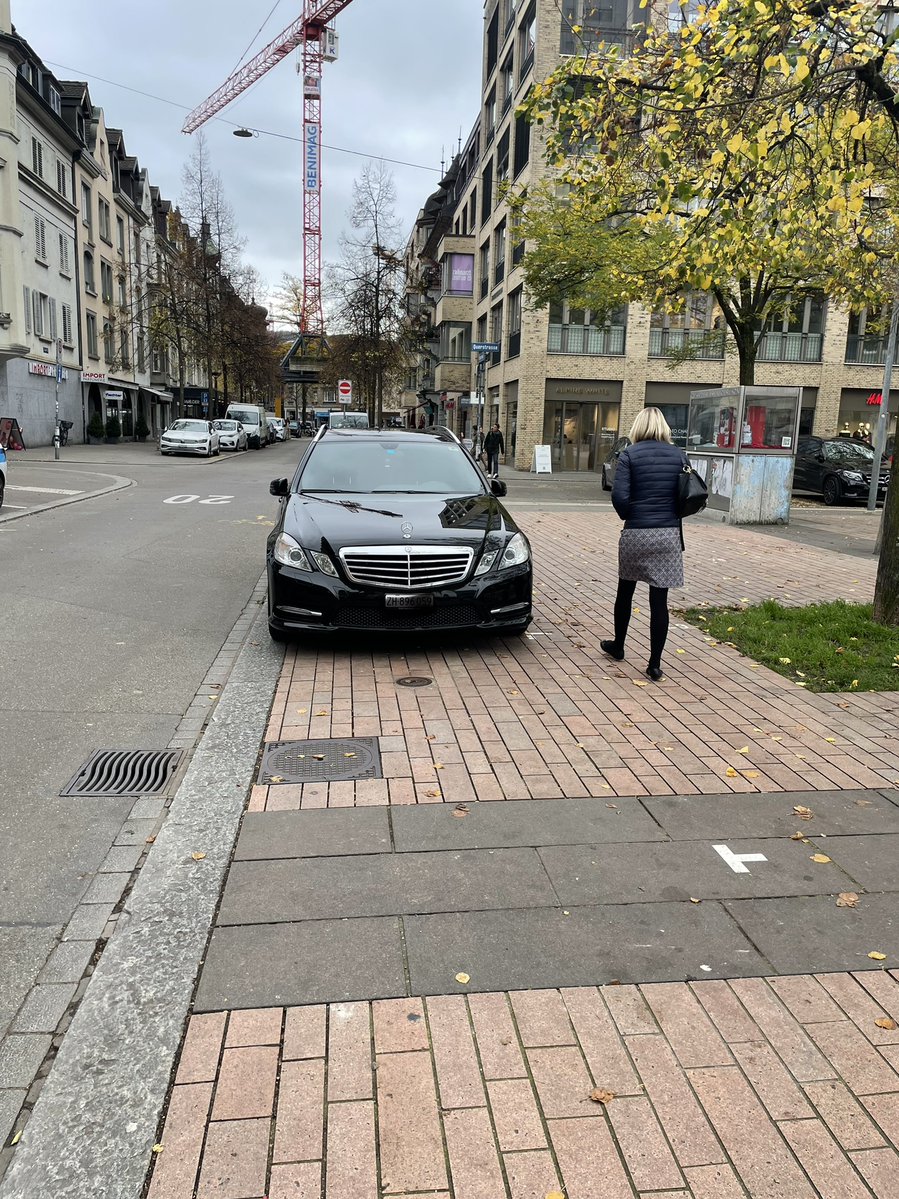Falsch_Park_ZH's tweet photo. #FalschParker 😠
#Mercedes Autofahrer: "Überall ist ein #MercedesParkplatz"
#AutoDominanz #Autokultur #FalschParkZH #FalschParken #FalschParkieren #OhneKonsequenz #Trottoir4Fussgänger
Danke @MBSwitzerland 🙄 https://t.co/WhJ625tr4v