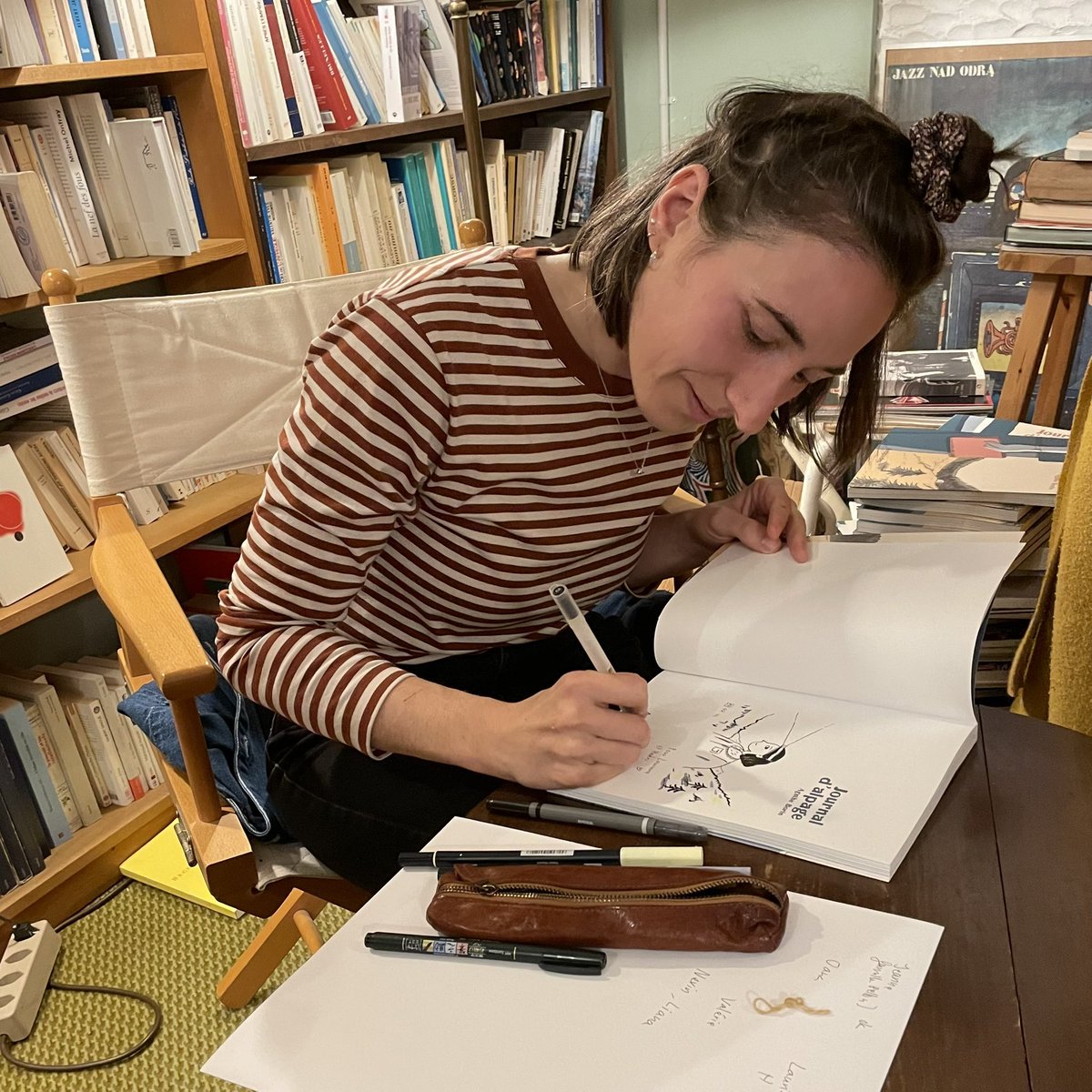 Agathe Borin dédicace Journal d’alpage à la Boutique du livre, à Neuchâtel. #agatheborin #laboutiquedulivre