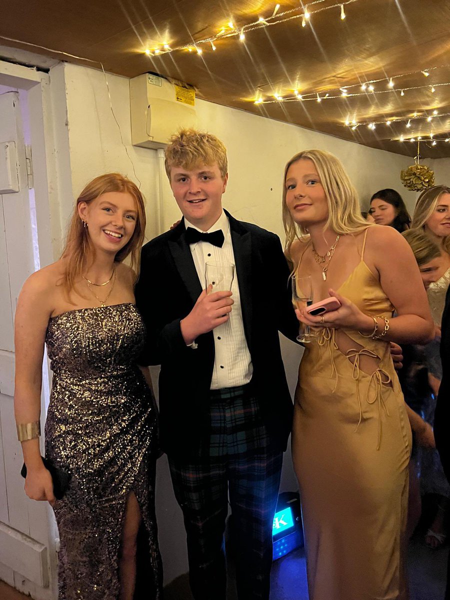 mowden_hall's tweet photo. It is such a privilege when OM families choose to stay in touch. We love hearing your news, and we absolutely love this OM photo from Isla’s 18th birthday. Thank you so much for sharing! Happy birthday, Isla! 🥳 🎂 🥂 ❤️ https://t.co/EkFyoOU5jT