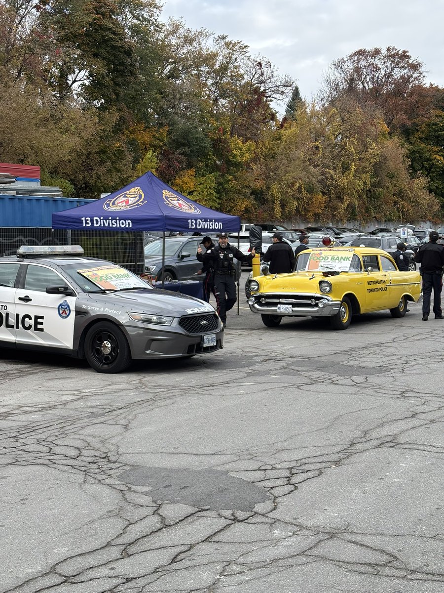 We are at our #CramACruiser #fooddrive event at Luciano’s <a href="/nofrillsCA/">No Frills</a> 243 Alberta Ave Thank u to <a href="/TrusteeDAmico/">Frank D'Amico</a> for the first #donation of the day, and thx to everyone else who has donated so far including No Frills staff member Emily M. #community #CommunityEngagement