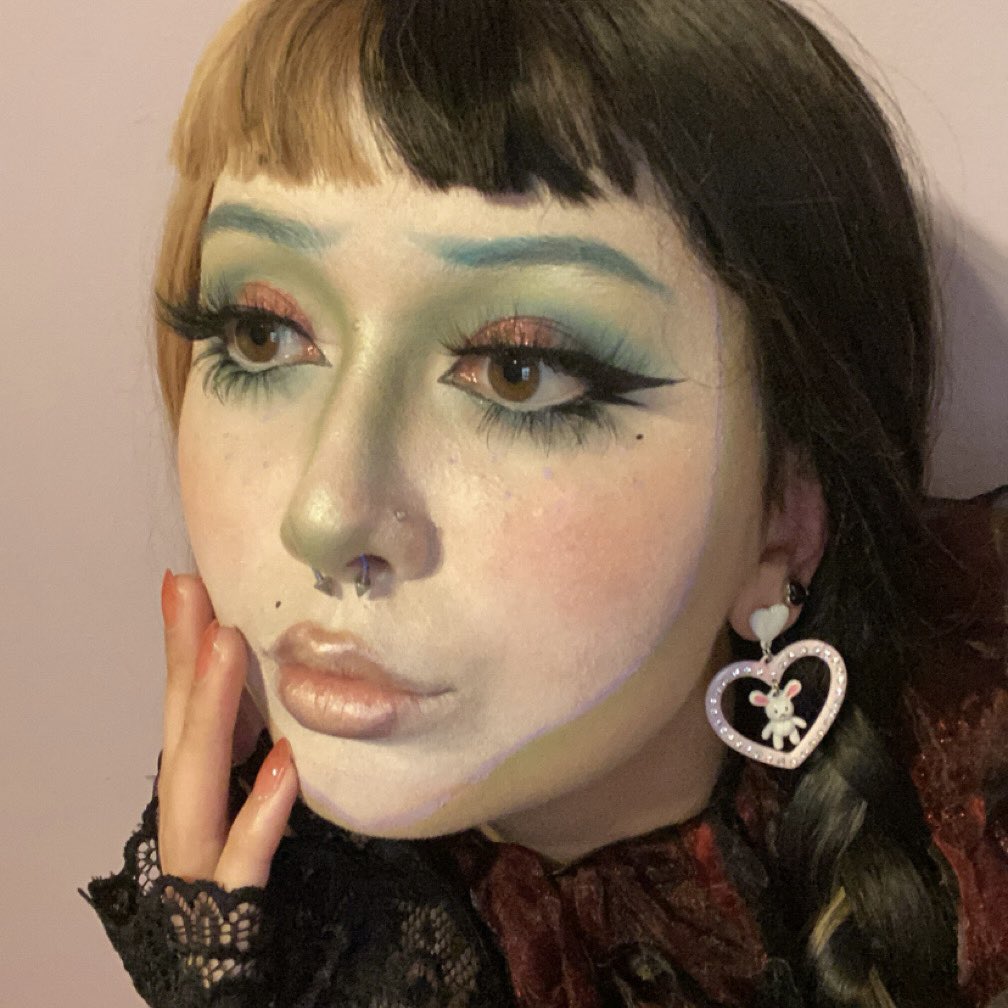 kuromoshe's tweet photo. Porcelain clown makeup for Halloween cosmetology contest ✨🐇🖤 https://t.co/lZMtz6dZ0p