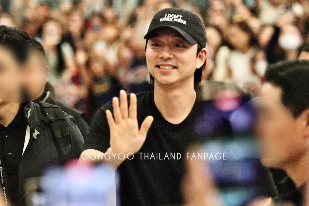 gongyoothailand's tweet photo. คุณความรักเดินทางกลับแล้วนะคะ 😊

ขอบคุณโอปป้าสำหรับความสุขและรอยยิ้มที่มามอบให้แฟนๆชาวไทย ขอให้เดินทางกลับโดยสวัสดิภาพ 

แล้วเจอกันใหม่งานหน้าน้าาา 🥰
(แอบสัญญากันเบาๆแล้วนะ ^^)

#BecauseOfYOO #GONGYOOinThailand
#LotussxGONGYOO #gongyoothailandfanpage
#กงยู #GongYoo #공유 #공지철