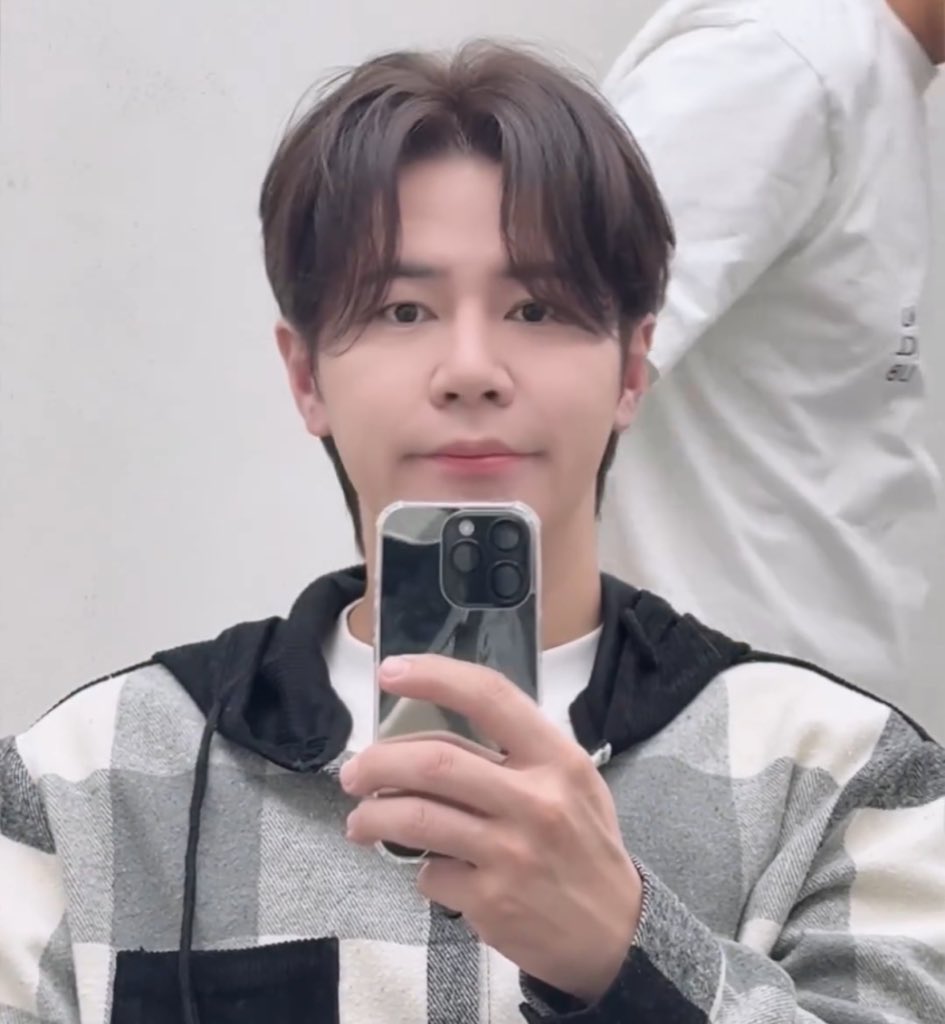 수능까지 18일 남았네요. 그리고 오늘 배우님을 판지 700일이 되는 날이에요. 이렇게 오랜 시간동안 배우님만 바라본게 새삼 느껴지네요. 배우님의 미모를 감상할 시간조차 부족한 요즘이지만 늘 응원하고 사랑하고 있습니다. 700일이란 시간 제 배우여서 너무 고맙고 감사해요. 앞으로도 부탁해요.