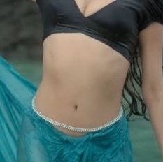 Saimurugan831's tweet photo. Janhvi🥵ufff her milky belly and navel show in this costumes are damm f*ucking hot to control💦. The main highlight is that navel Chain around her belly🥵weekend blast ON❗️🥵💦
#JanhviKapoor #devara #navellover #navelchain #Bollywood #janhvi https://t.co/E6JvKZZloX