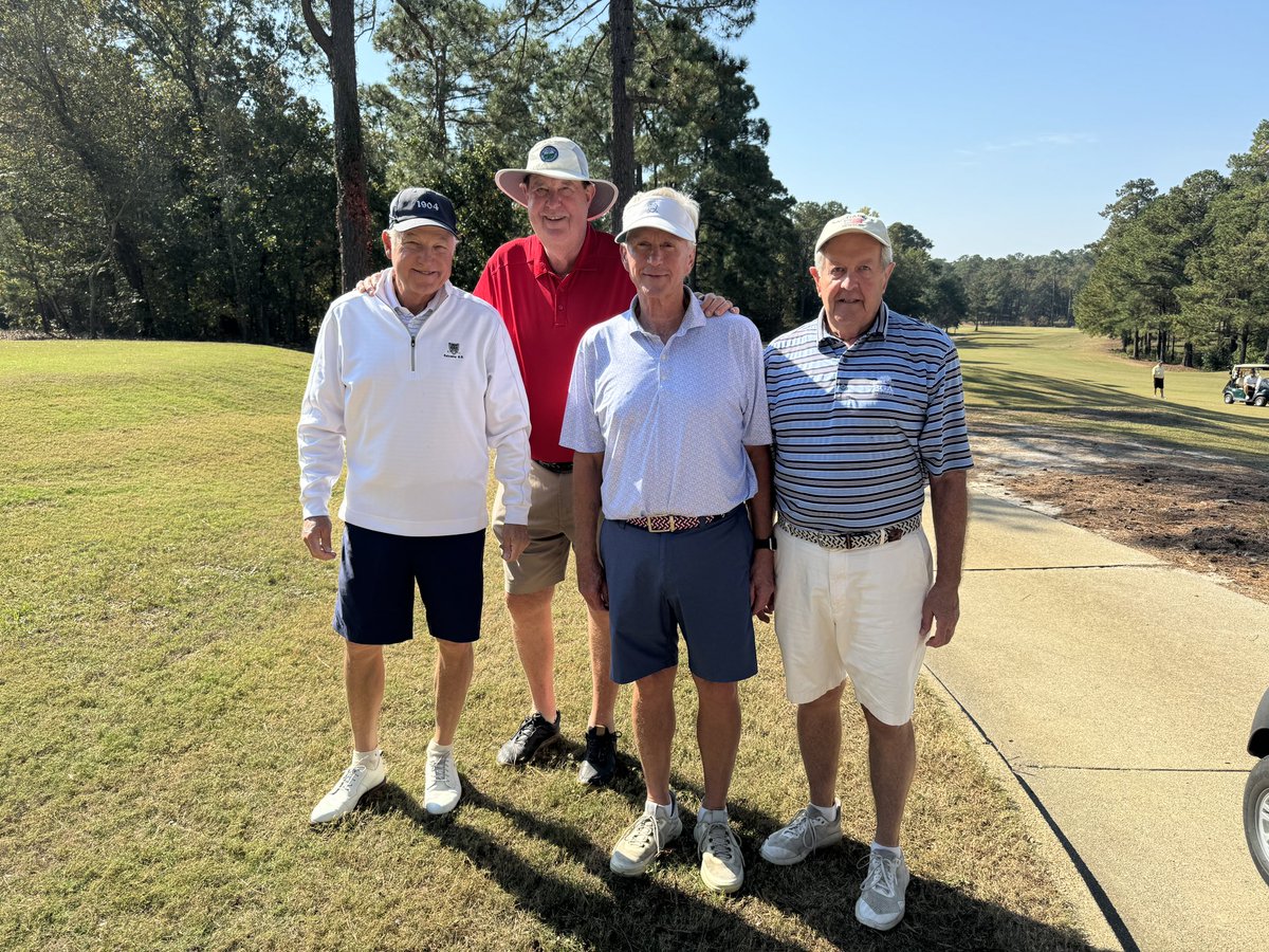 columbia_cc's tweet photo. Day 1 of CCC’s Member Member Tournament! 🏌️‍♂️☀️ https://t.co/CB2i50zBGR
