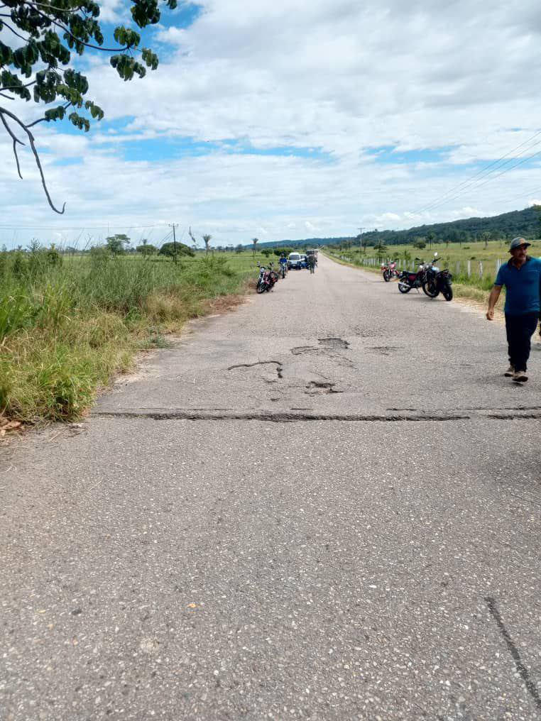 1. #EXCLUSIVA fotos reveladoras de la muerte del dirigente de oposición del partido Voluntad Popular, Edwin Santos. 

Esta es la vía principal El Nula que lleva al Piñal estado Táchira que siempre transitaba Edwin para ir de su casa al trabajo y viceversa. 

El miércoles en horas