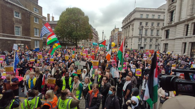 UCFRcat's tweet photo. Felicitats al nostre moviment germà a GB, #StandUpToRacism, i les persones i entitats, molt diverses, que hi han participat, per la gran mobilització avui a Londres contra el feixista i racista, #TommyRobinson.

@AntiRacismDay #NoPassaran #WorldAgainstRacism https://t.co/IHQicvlh2d