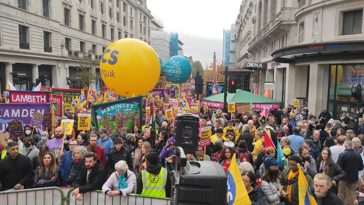 UCFRcat's tweet photo. Felicitats al nostre moviment germà a GB, #StandUpToRacism, i les persones i entitats, molt diverses, que hi han participat, per la gran mobilització avui a Londres contra el feixista i racista, #TommyRobinson.

@AntiRacismDay #NoPassaran #WorldAgainstRacism https://t.co/IHQicvlh2d