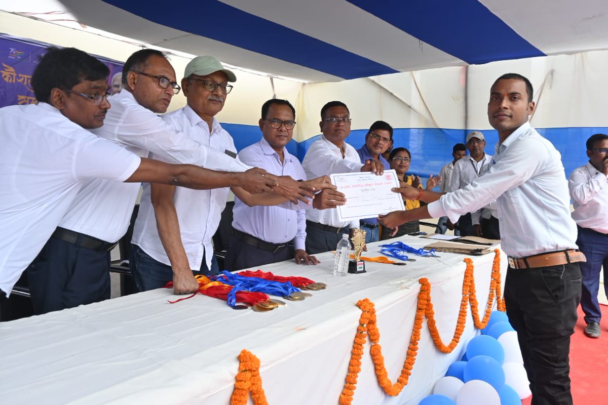 RadheyS28477381's tweet image. औद्योगिक प्रशिक्षण संस्थान रामनगर दरभंगा में कौशल दीक्षांत समारोह आयोजित किया गया जिसमें संस्थान टॉपर सुभाष कुमार व्यवसाय विद्युत को सर्टिफिकेट प्रशस्ति पत्र और मेडल देकर सम्मानित किया गया 💐
@LRD_Bihar @LabourMinistry @NitishKumar @samrat4bjp @ITIINSTRUCTOR @cgitiglto10 #DGET