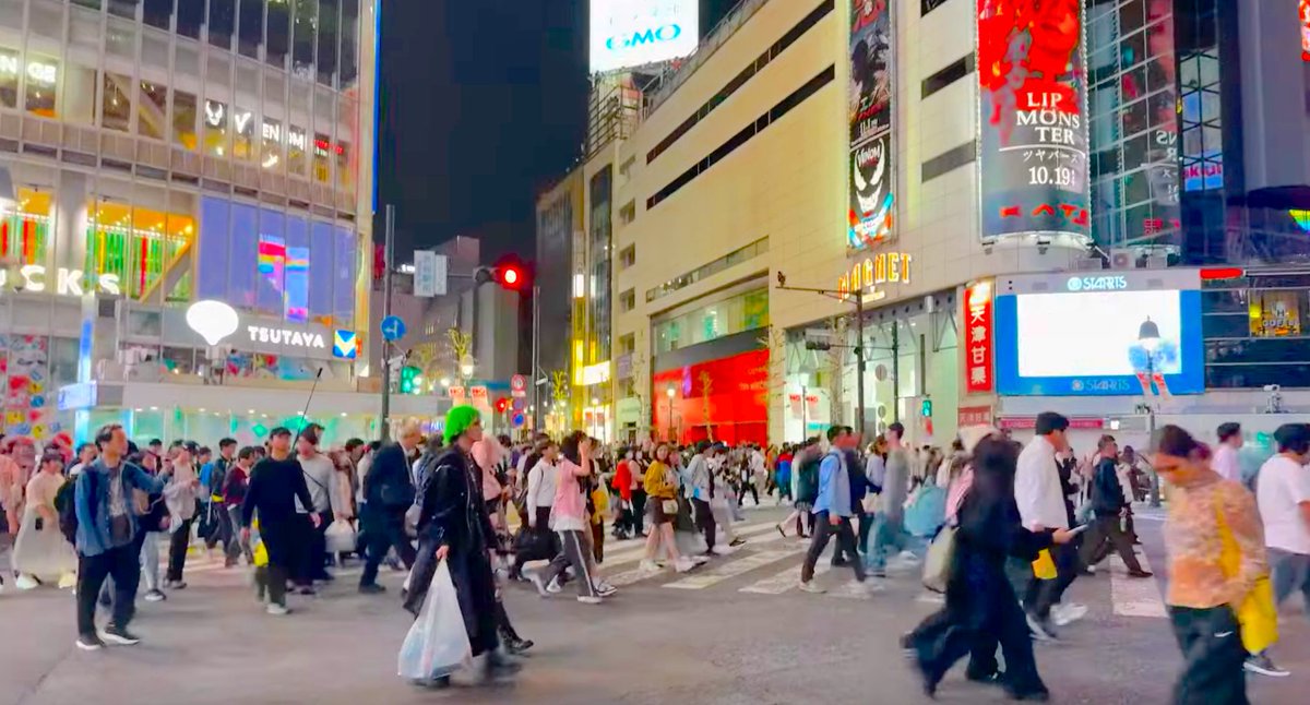 mayuahx's tweet photo. 11pm on October 26th, 2024, the temperature in #Shibuya, #Tokyo, night is a cool 19 degrees. 🌖
Today is the weekend before Halloween, so...
It's very crowded with people tonight
#TokyoNight #WalkInTokyo #DateInTokyo #ひとりデート https://t.co/Ht6GE0ht6P