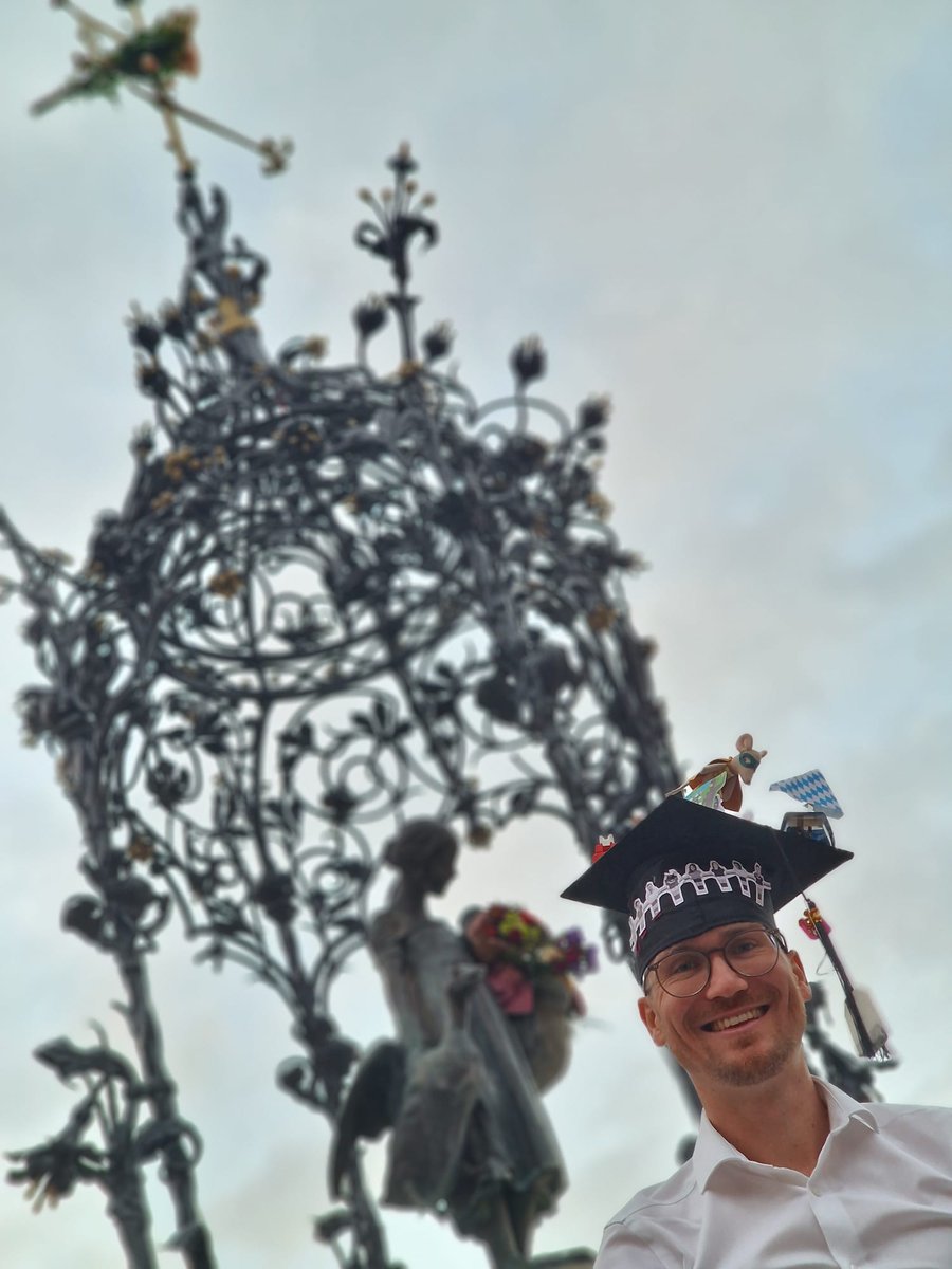 LurzKonstantin's tweet image. Very excited to announce that I&apos;ve successfully defended my PhD from @uni_tue!

A special thanks goes to my amazing supervisor and mentor Fabian Sinz and to my lovely colleagues at @sinzlab and @AToliasLab  who made this journey so exciting and rewarding!