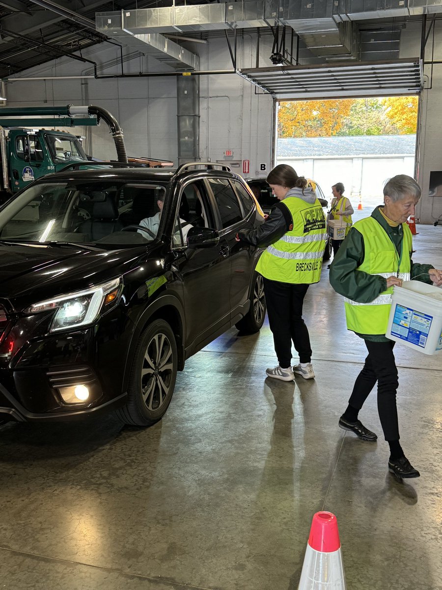 bbhcapa's tweet photo. @BrecksvilleOhio with @bbhcsd students at the prescription drug take that day. Bring your unused expired or unwanted medicines for safe disposal. https://t.co/MZ1cmNLGjY