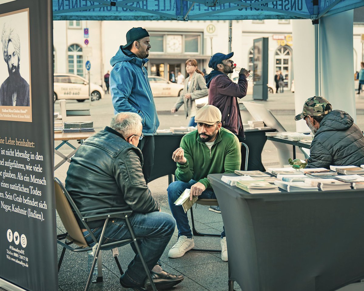 AhmadiyyaJugend's tweet photo. Unsere Dialogaktion in Heidelberg, Heilbronn und Siegen war ein wunderbarer Austausch! Die Ahmadiyya Jugend führte spannende Gespräche in den Straßen und sprach mit den Menschen über Glauben, Frieden und Zusammenhalt. 

#Dialogaktion #Frieden #Heidelberg #Heilbronn #Siegen https://t.co/5IRm0mTqkw