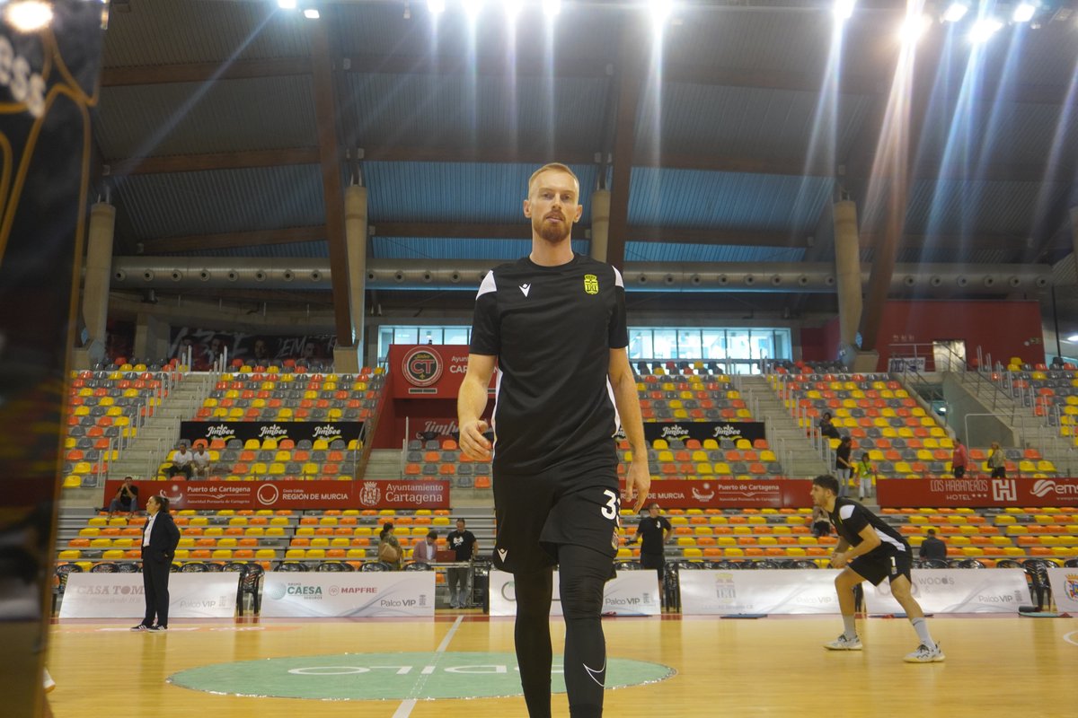 BasquetMenorca's tweet photo. #Menorca, tenemos un saludo especial para vosotros ✌️

🫡 Monsieur @Tootall_Small, encantados de verte de nuevo 🤍💙

𝑽𝒊𝒖𝒓𝒆𝒎 𝒆𝒎𝒐𝒄𝒊𝒐𝒏𝒔 𝒅𝒆 𝑷𝒓𝒊𝒎𝒆𝒓𝒂!
#CartagenaMenorca #UnaillaUnequip #EsportsCIMe #MatealEstigma https://t.co/DJgFMb8d6f