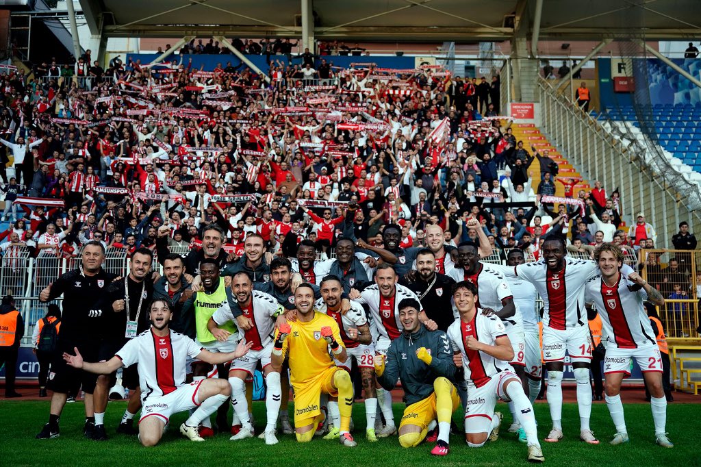 Samsunspor's tweet photo. WE ARE SAMSUNSPOR!
❤️🤍⚡
#KASvSAM #Samsunspor
📷: İHA https://t.co/rfIt8DsBm0