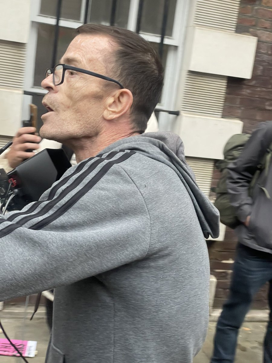 #StandUpToRacism protest was totally peaceful. Then these two knobheads turn up trying to film a reaction and arguing with the police and security (no doubt to claim two tier policing blah blah). Look at the state of them! 😂 #FarRightOut #OurStreets