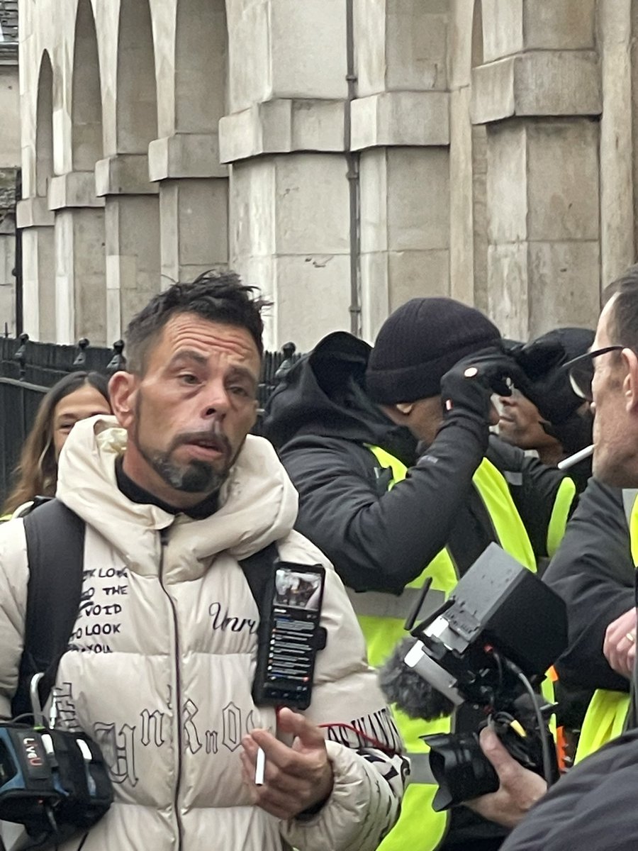 shooperux's tweet photo. #StandUpToRacism protest was totally peaceful. Then these two knobheads turn up trying to film a reaction and arguing with the police and security (no doubt to claim two tier policing blah blah). Look at the state of them! 😂 #FarRightOut #OurStreets https://t.co/QCmMRnNDr9
