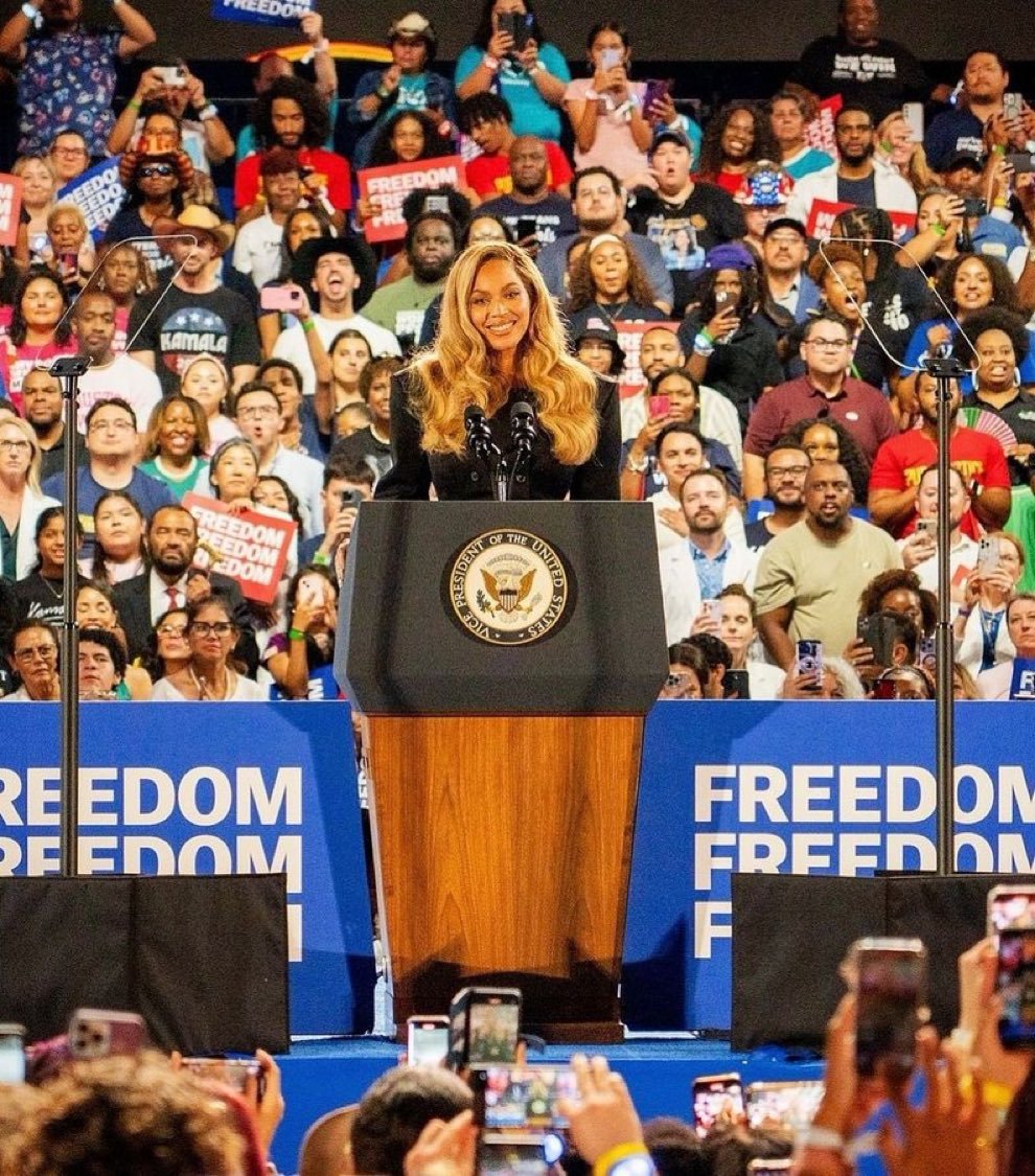 sarahradz_'s tweet photo. Beyoncé Harris rally speeches as Epidemiology text books my sister @epiellie wrote https://t.co/RgwLJCDrRm