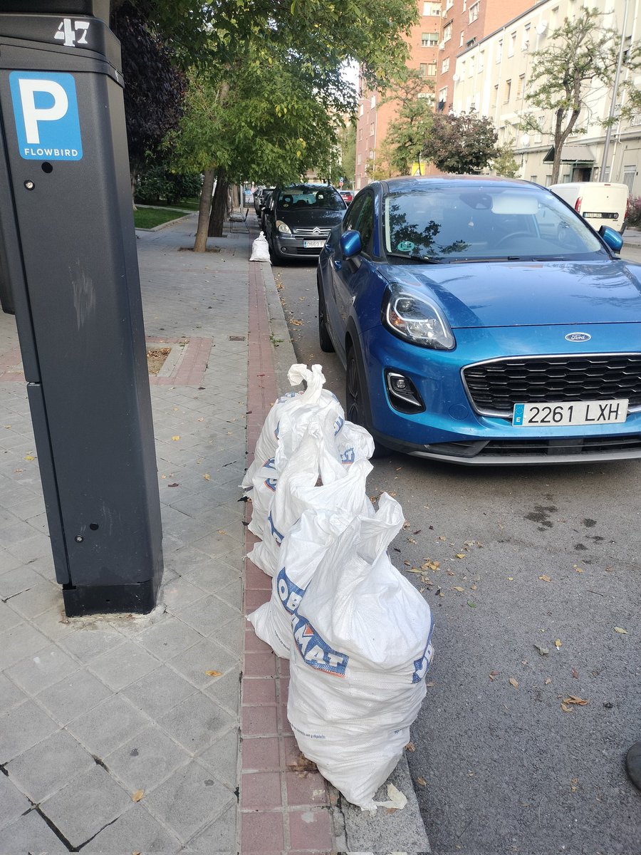AVVBarrioMosca's tweet image. En 3 días hemos pasado de 2 sacos a 8 ... Seguimos sumando. @Lineamadrid calle Mirasierra entre el n4 y el n12. #usera #useratucasa