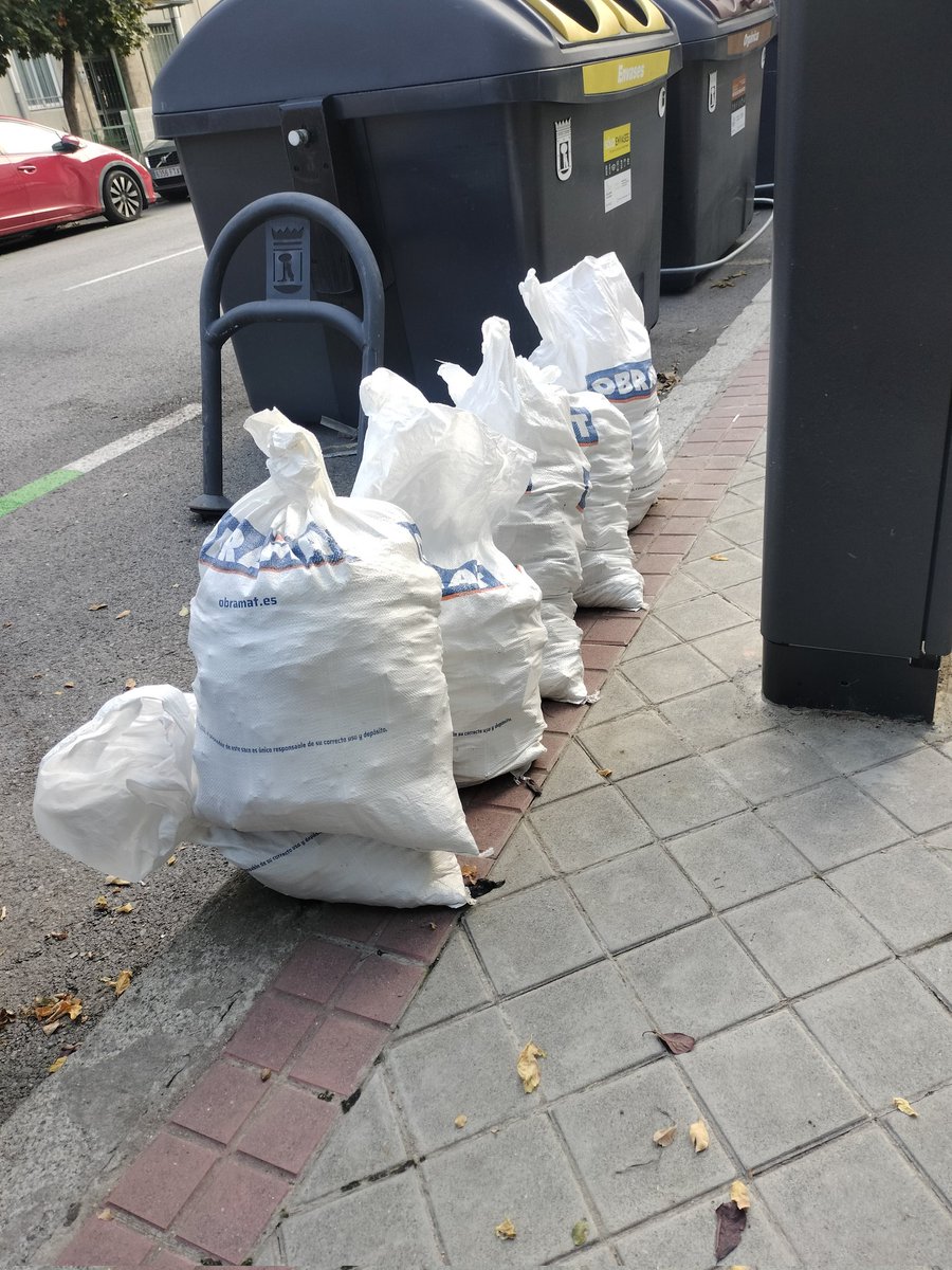 AVVBarrioMosca's tweet image. En 3 días hemos pasado de 2 sacos a 8 ... Seguimos sumando. @Lineamadrid calle Mirasierra entre el n4 y el n12. #usera #useratucasa