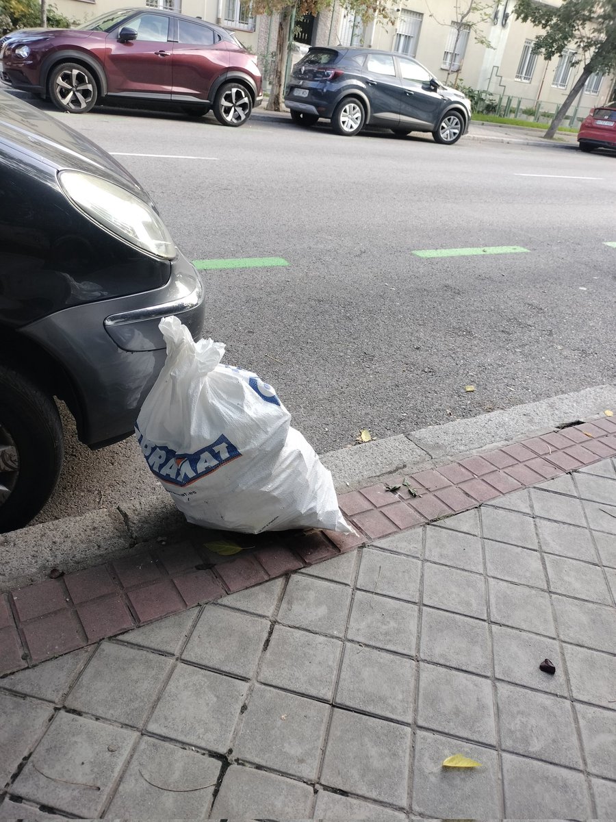 AVVBarrioMosca's tweet image. En 3 días hemos pasado de 2 sacos a 8 ... Seguimos sumando. @Lineamadrid calle Mirasierra entre el n4 y el n12. #usera #useratucasa