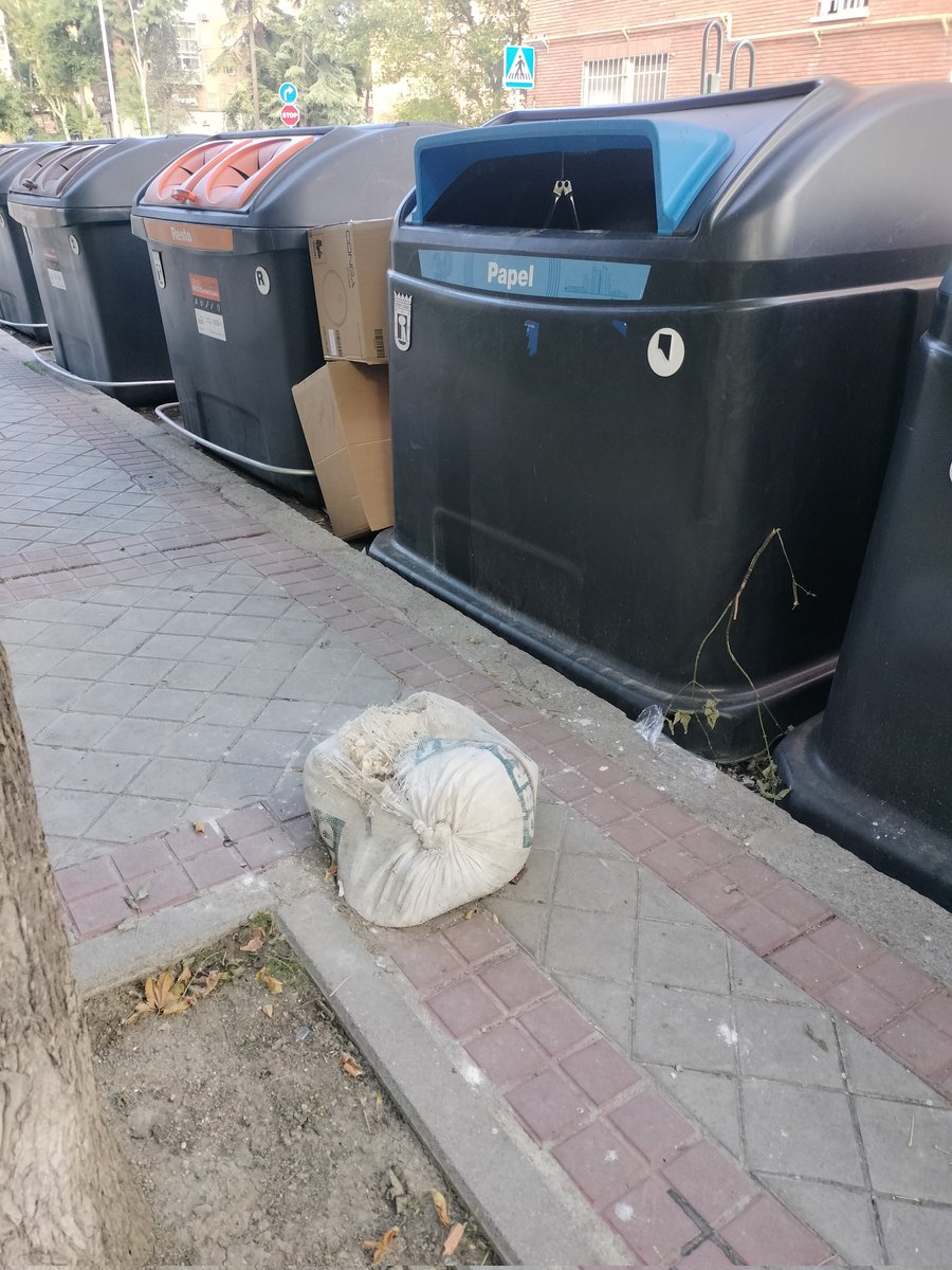 AVVBarrioMosca's tweet image. En 3 días hemos pasado de 2 sacos a 8 ... Seguimos sumando. @Lineamadrid calle Mirasierra entre el n4 y el n12. #usera #useratucasa