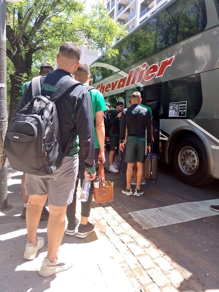 ElShowdeFerro's tweet photo. Se va #Ferro al hotel.
Mañana #JuegaFerro vs #TalleresRE a las 15:05hs en Remedios de Escalada por la #Fecha38 de la #ZonaA de la #PrimeraNacional. https://t.co/S3fRd5NUfK