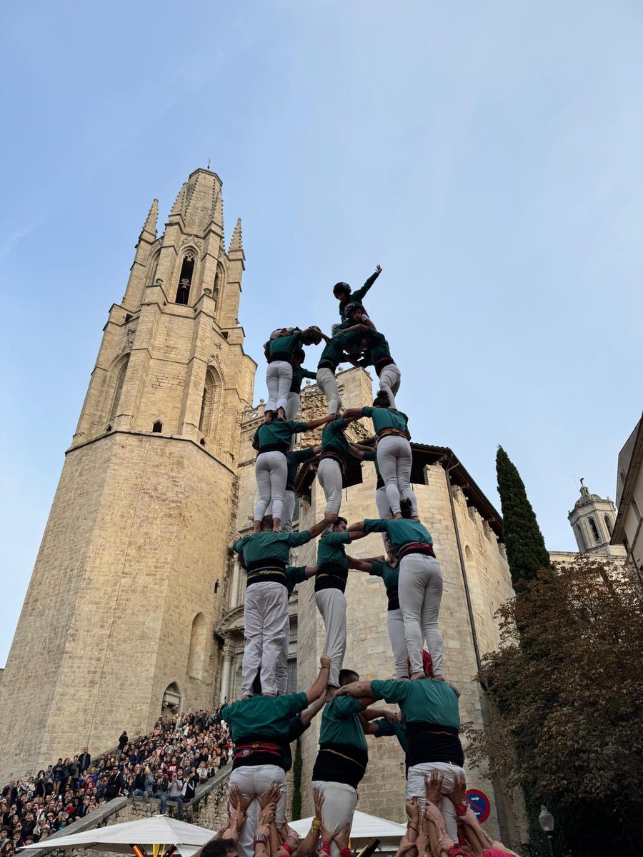 CCEsperxats's tweet photo. Primera ronda, repetim el 5d7. Ens sentim privilegiats de ser un dels convidats en aquesta diada cada any, i intentem portar sempre els nostres millors castells!

@Marrecs: 5d7
@guillats: 5d6
@CCEsperxats: 5d7

#castells https://t.co/30vkhBfdek