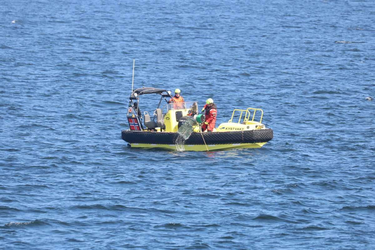 KV Nornen bisto i dag Kystverket med å flytte hummerteiner fra innseilingen til fergeleiet i Moss, da disse var til fare for navigasjonssikkerheten . Husk viktigheten av teinevett og sunn fornuft!
hi.no/hi/temasider/h…