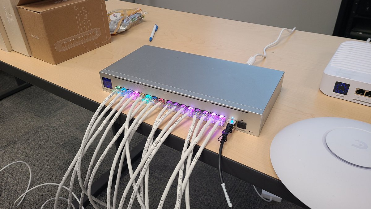 SnowyOwlSecurit's tweet photo. It's always fun lighting up the etherlighting switch with different colored VLANs! https://t.co/oNJMi55w6p