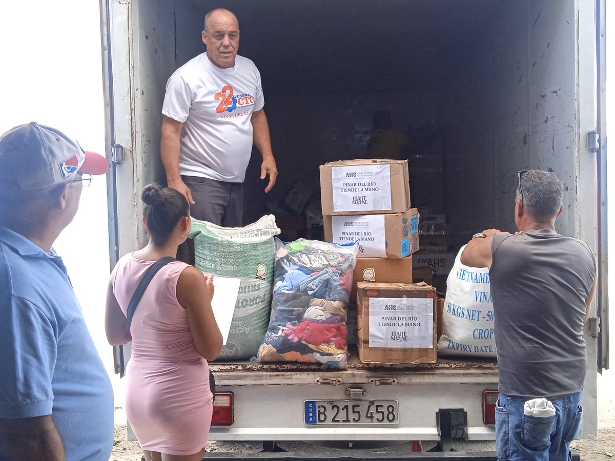 FidelACN_Cuba's tweet photo. #ACN reporta. El primer contenedor con donaciones del occidente cubano se alista ya desde la capital, como ayuda solidaria de la población y diversas organizaciones para los municipios guantanameros afectados por el huracán Óscar. #FuerzaGuantanamo. @ACN_Cuba https://t.co/RSdae1lONE