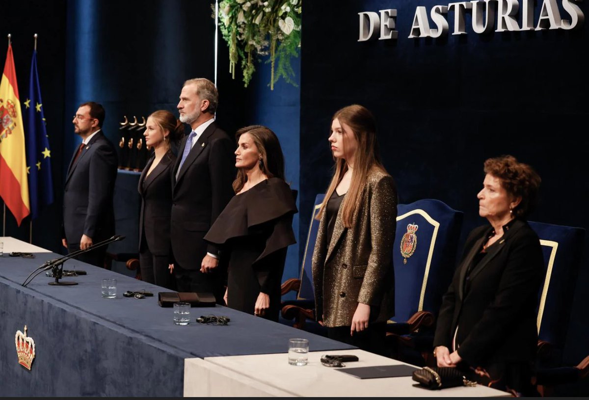 Albgmz's tweet photo. Un año más, éxito total en los actos de entrega de los Premios Princesa de Asturias.
Enhorabuena y gracias la Fundación @fpa por el gran trabajo que hacen por Asturias y a la @CasaReal española por su permanente apoyo y confianza.
Felicitaciones a los premiados. https://t.co/xOXbNfKyJq