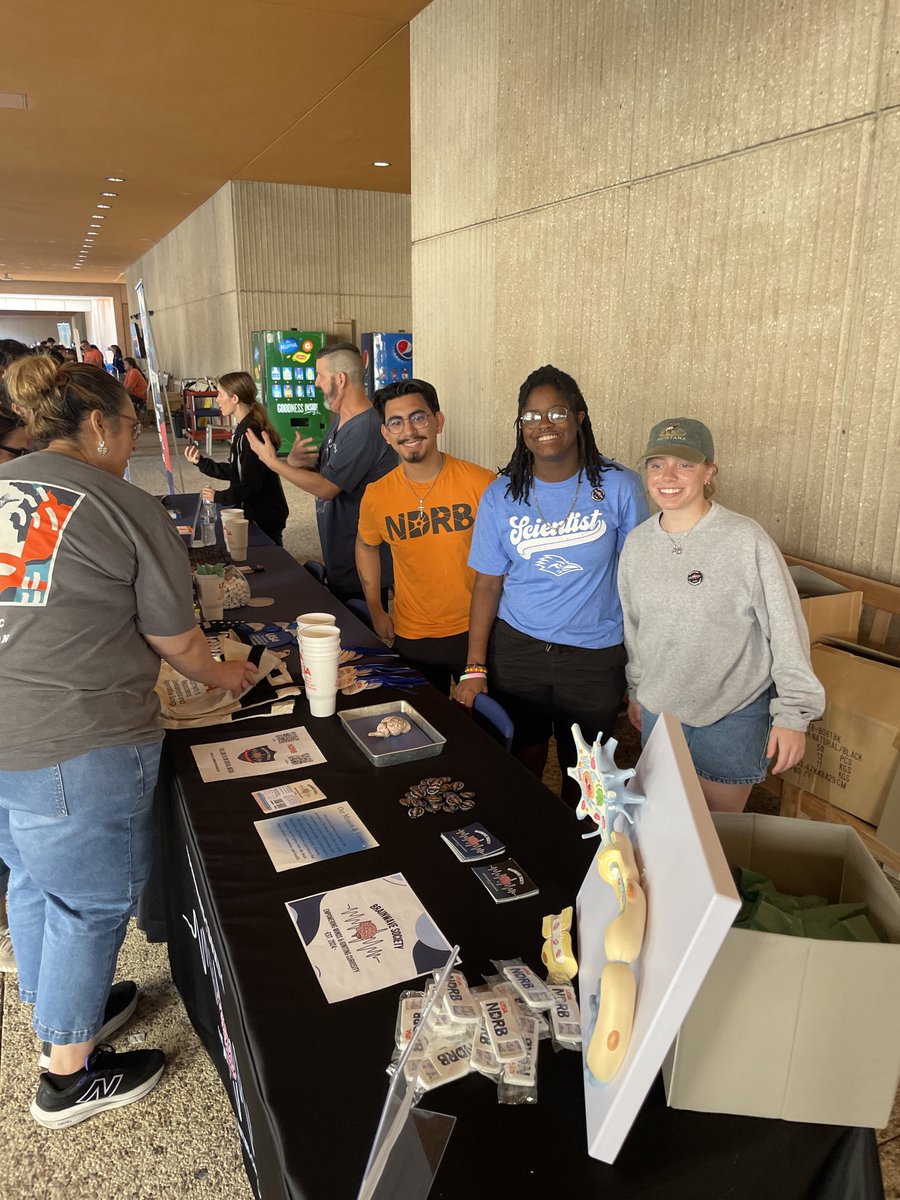 UTSANeuroDevRe1's tweet image. Happening now at #UTSA day! Interested in brains, neuroscience, developmental or regenerative biology? Come see our table today!