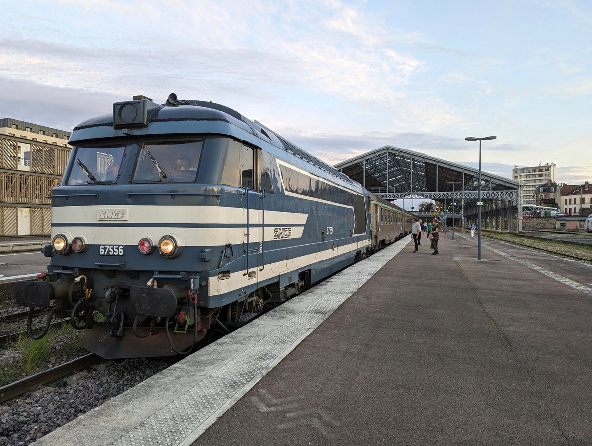 Après cette belle journée ensoleillée à Troyes, nous repartons pour Paris avec notre train spécial Champagne Express 🍾

 🚂 Arrivée prévue à la gare de l'Est à 20 h 59