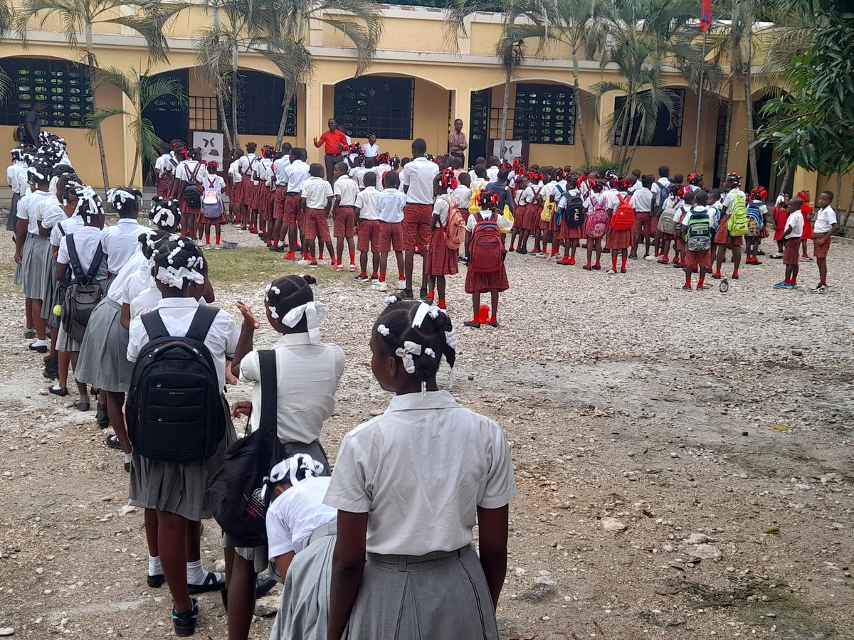 Visite d’encadrement conjointe des CP du Réseau des Écoles Modèles (REM), constitué de l'EFACAP de Mirebalais, de Sommets Éducation et du BDE, à l'École Comm. de St François d'Assise de Corporant, le 22-10-24, dans le but d'uniformiser les techniques de coaching pédagogique.