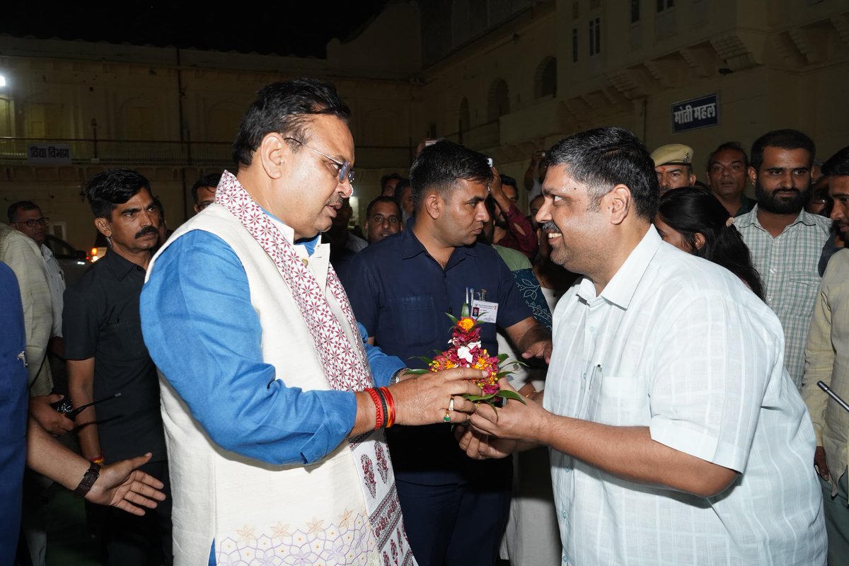 BhajanlalBjp's tweet image. श्री कृष्ण चन्द्र कृपालु भजमन,
नन्द नन्दन सुन्दरम्।

आज राजसमंद प्रवास के दौरान धर्म नगरी नाथद्वारा में जन-जन के आराध्य देव श्रीनाथजी के दर्शन एवं पूर्ण विधि-विधान से पूजन-अर्चन का अलौकिक सौभाग्य प्राप्त हुआ। प्रभु श्रीनाथजी से प्रार्थना है कि समस्त प्रदेशवासियों का जीवन सुख,…