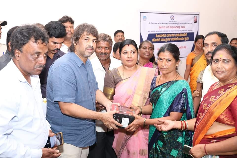 Madhu_Bangarapp's tweet photo. ಸೊರಬ ಪಟ್ಟಣದ ಡಾ. ರಾಜ್ ಕುಮಾರ್ ಕಲಾಮಂದಿರದಲ್ಲಿ ಡಿ.ದೇವರಾಜ ಅರಸು ಹಿಂದುಳಿದ ವರ್ಗಗಳ ಅಭಿವೃದ್ಧಿ ನಿಗಮದ ವತಿಯಿಂದ ಉಚಿತವಾಗಿ ನೀಡಲಾಗುವ "ಹೊಲಿಗೆ ಯಂತ್ರ"ಗಳನ್ನು ಅರ್ಹ ಫಲಾನುಭವಿ ಮಹಿಳೆಯರಿಗೆ ವಿತರಿಸಲಾಯಿತು.
#Sorba #S_Bangarappa #IndianNationalCongress #Congress #EducationMinister #Soraba #Shivamogga #Shimoga https://t.co/corepZOCDN